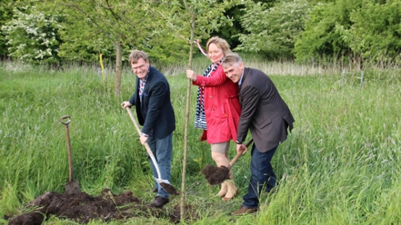 Johann Wadephul, MdB Beate Nielsen und Hans Hinrich Neve, MdL pflanzen den Baum.